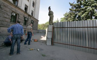 Дом профсоюзов на Куликовом поле огораживают забором. Процесс возведения забора контролирует милиция (фото)