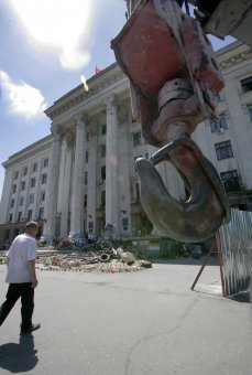 Дом профсоюзов на Куликовом поле огораживают забором. Процесс возведения забора контролирует милиция (фото)