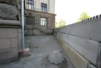 Дом профсоюзов на Куликовом поле огораживают забором. Процесс возведения забора контролирует милиция (фото)