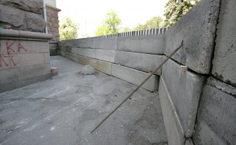Дом профсоюзов на Куликовом поле огораживают забором. Процесс возведения забора контролирует милиция (фото)