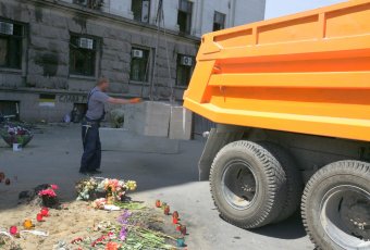 Дом профсоюзов на Куликовом поле огораживают забором. Процесс возведения забора контролирует милиция (фото)