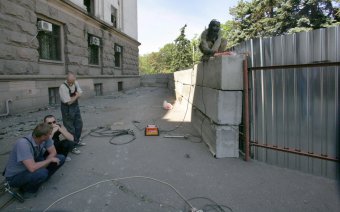 Дом профсоюзов на Куликовом поле огораживают забором. Процесс возведения забора контролирует милиция (фото)