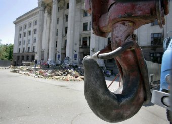 Дом профсоюзов на Куликовом поле огораживают забором. Процесс возведения забора контролирует милиция (фото)