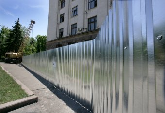 Дом профсоюзов на Куликовом поле огораживают забором. Процесс возведения забора контролирует милиция (фото)