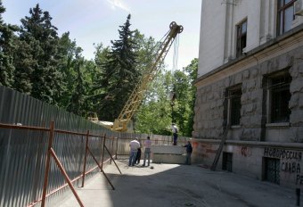 Дом профсоюзов на Куликовом поле огораживают забором. Процесс возведения забора контролирует милиция (фото)