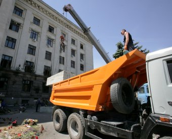 Дом профсоюзов на Куликовом поле огораживают забором. Процесс возведения забора контролирует милиция (фото)