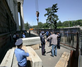 Дом профсоюзов на Куликовом поле огораживают забором. Процесс возведения забора контролирует милиция (фото)