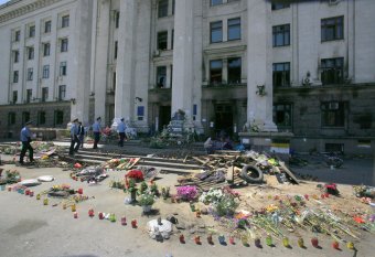 Дом профсоюзов на Куликовом поле огораживают забором. Процесс возведения забора контролирует милиция (фото)