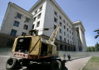 Дом профсоюзов на Куликовом поле огораживают забором. Процесс возведения забора контролирует милиция (фото)