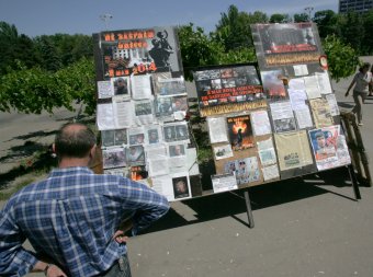 Дом профсоюзов на Куликовом поле огораживают забором. Процесс возведения забора контролирует милиция (фото)