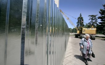 Дом профсоюзов на Куликовом поле огораживают забором. Процесс возведения забора контролирует милиция (фото)