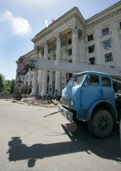 Дом профсоюзов на Куликовом поле огораживают забором. Процесс возведения забора контролирует милиция (фото)