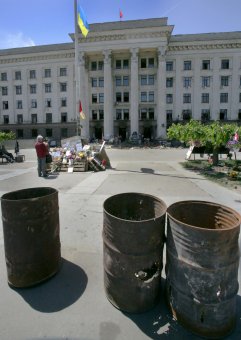 Дом профсоюзов на Куликовом поле огораживают забором. Процесс возведения забора контролирует милиция (фото)