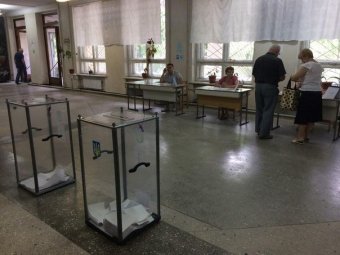 4-5 милиционера дежурят на каждом избирательном участке города