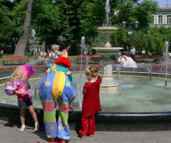 В Одессе прошло шествие сказочных персонажей