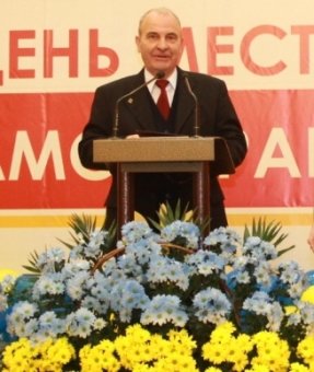 Мэр Одессы Геннадий Труханов наградил ветерана труда Михаила Козырева