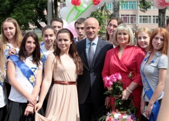 Мэр Одессы поздравил школьников с праздником Последнего звонка