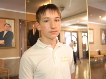 Любишь театр? Получи айфон!