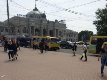 На Привокзальной площади Одессы демонтировали незаконные лотки (фото)