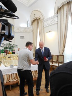 Геннадий Труханов наградил журналистов