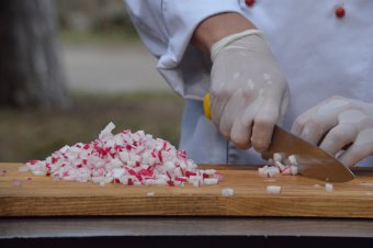 Из-за дождя в Одессе чуть не сорвался рекорд по приготовлению самой большой окрошки (фото)