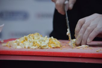 Из-за дождя в Одессе чуть не сорвался рекорд по приготовлению самой большой окрошки (фото)