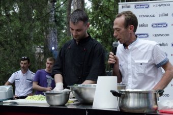 Из-за дождя в Одессе чуть не сорвался рекорд по приготовлению самой большой окрошки (фото)