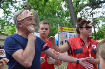 Из-за дождя в Одессе чуть не сорвался рекорд по приготовлению самой большой окрошки (фото)
