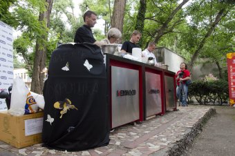 Из-за дождя в Одессе чуть не сорвался рекорд по приготовлению самой большой окрошки (фото)
