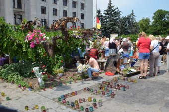 Над Куликовым полем взмыли белые голуби и черные шары – одесситы почтили память погибших 2 мая (фото)