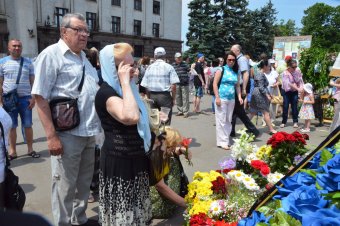 Над Куликовым полем взмыли белые голуби и черные шары – одесситы почтили память погибших 2 мая (фото)