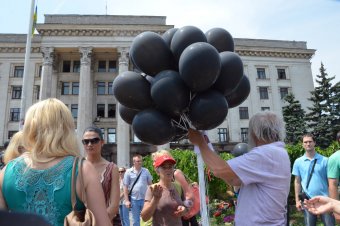 Над Куликовым полем взмыли белые голуби и черные шары – одесситы почтили память погибших 2 мая (фото)