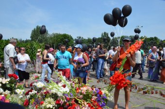 Над Куликовым полем взмыли белые голуби и черные шары – одесситы почтили память погибших 2 мая (фото)