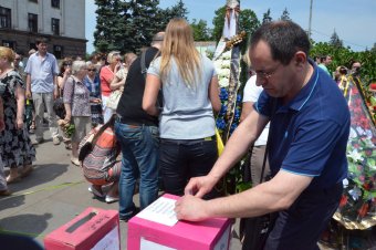 Над Куликовым полем взмыли белые голуби и черные шары – одесситы почтили память погибших 2 мая (фото)