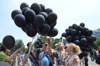 Над Куликовым полем взмыли белые голуби и черные шары – одесситы почтили память погибших 2 мая (фото)