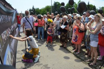 Над Куликовым полем взмыли белые голуби и черные шары – одесситы почтили память погибших 2 мая (фото)