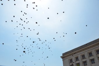 Над Куликовым полем взмыли белые голуби и черные шары – одесситы почтили память погибших 2 мая (фото)