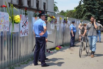 Над Куликовым полем взмыли белые голуби и черные шары – одесситы почтили память погибших 2 мая (фото)