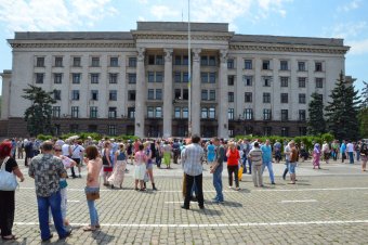 Над Куликовым полем взмыли белые голуби и черные шары – одесситы почтили память погибших 2 мая (фото)