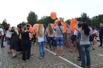 Вчера вечером на Куликовом поле запускали воздушные фонарики (фото)
