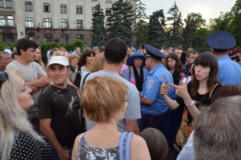 Вчера вечером на Куликовом поле запускали воздушные фонарики (фото)
