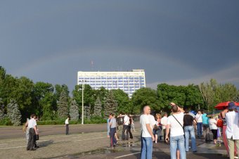 Вчера вечером на Куликовом поле запускали воздушные фонарики (фото)