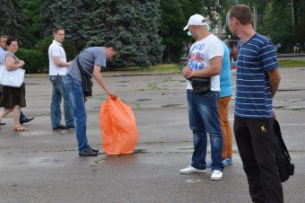 Вчера вечером на Куликовом поле запускали воздушные фонарики (фото)