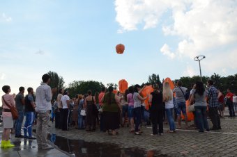 Вчера вечером на Куликовом поле запускали воздушные фонарики (фото)