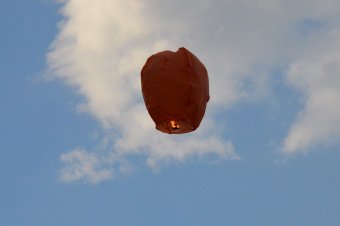 Вчера вечером на Куликовом поле запускали воздушные фонарики (фото)