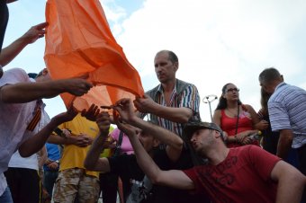 Вчера вечером на Куликовом поле запускали воздушные фонарики (фото)