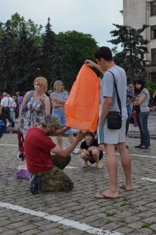 Вчера вечером на Куликовом поле запускали воздушные фонарики (фото)