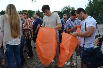 Вчера вечером на Куликовом поле запускали воздушные фонарики (фото)