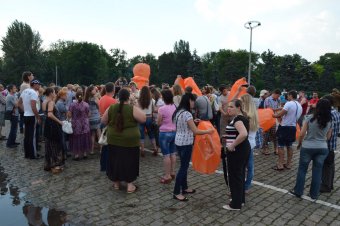 Вчера вечером на Куликовом поле запускали воздушные фонарики (фото)