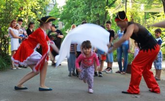 Уникальную детскую площадку восстановили в Одессе накануне летних каникул (фото, видео)